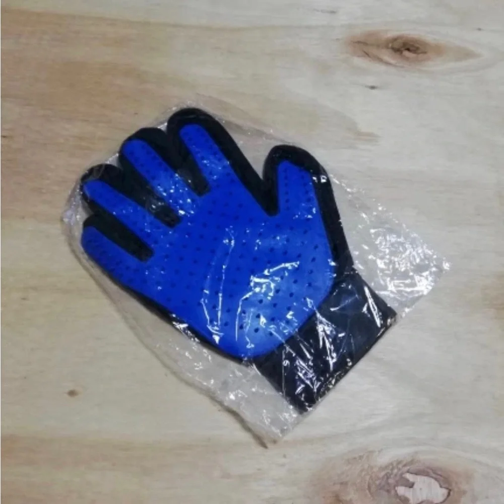 Pet grooming glove